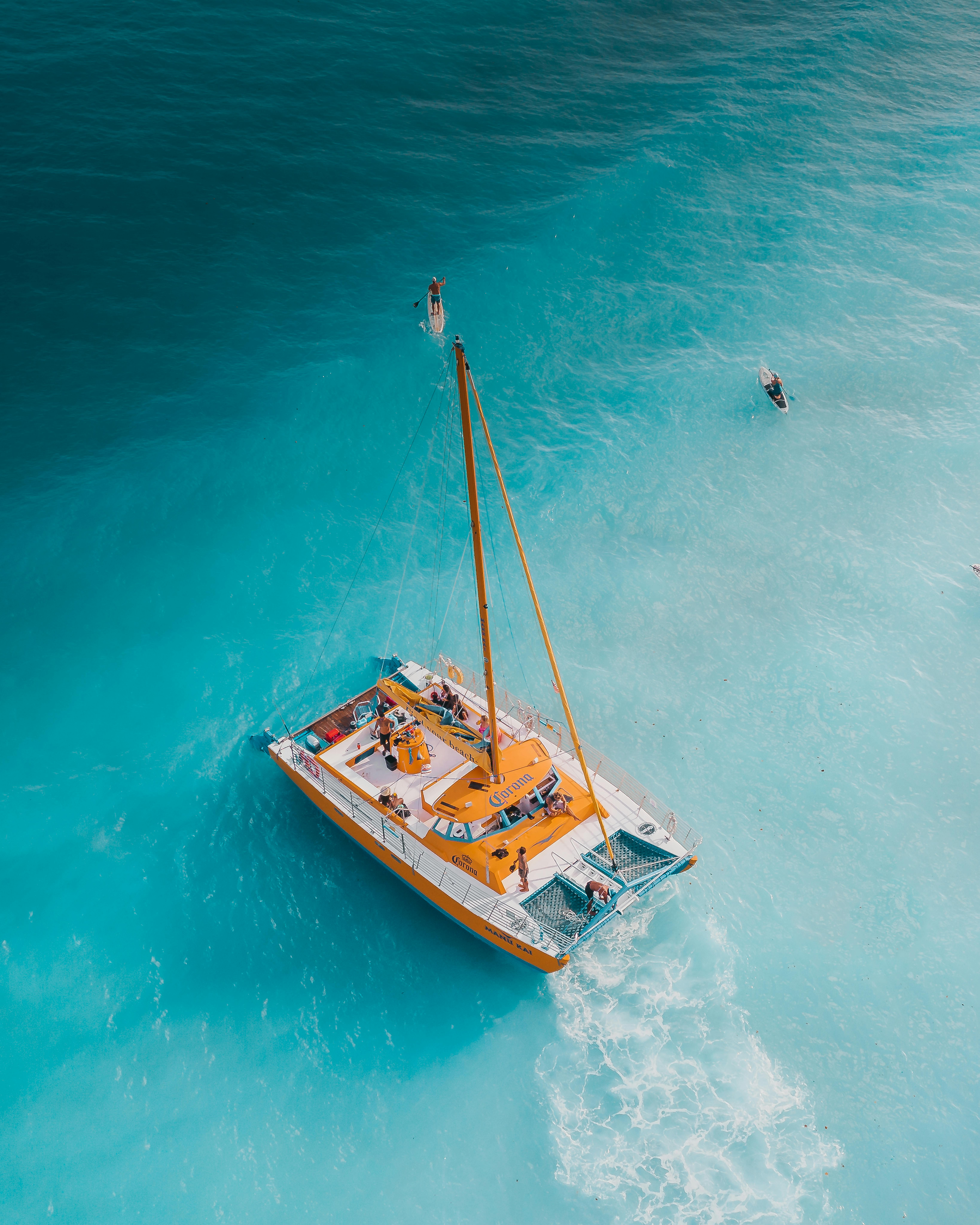 Catamaran en Crète au mouillage intimiste